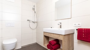 Apartment | Bathroom | Towels - Scenic Apartment in the Center of Kaltenbach near Ski Area (Kaltenbach)