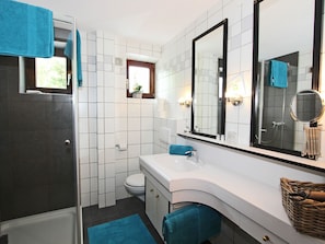 Apartment | Badezimmer | Duschwanne, Handtücher