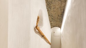 Una escalera estrecha con paredes blancas y techo con textura.