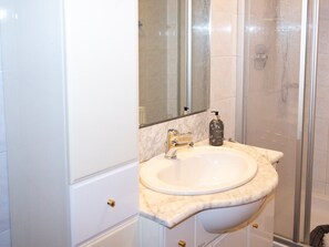 Apartment | Bathroom - Cozy Apartment in Mühlbach with Garden near Ski Slopes (Hollersbach im Pinzgau)