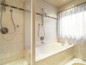 Apartment | Badezimmer | Duschwanne, Handtücher