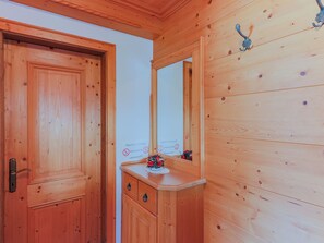 1 Schlafzimmer, individuell eingerichtet, Bettwäsche