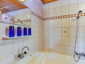 Apartment | Badezimmer | Duschwanne, Handtücher