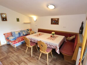 Living room - Modern Apartment Near Ski Area in Leogang (Leogang)
