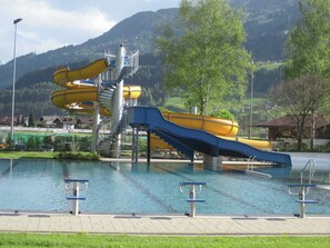 Un parc aquatique doté de plusieurs toboggans et d’un espace piscine.