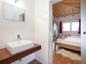 Apartment | Badezimmer | Duschwanne, Handtücher