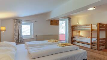 House | 6 bedrooms, individually furnished, iron/ironing board, bed sheets