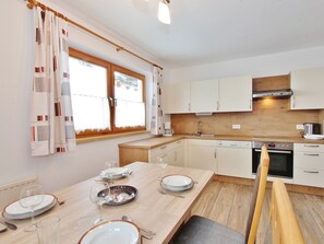 Apartment | Eigene Küche | Wasserkocher mit Kaffee-/Teezubehör, Kühlschrank, Mikrowelle, Ofen