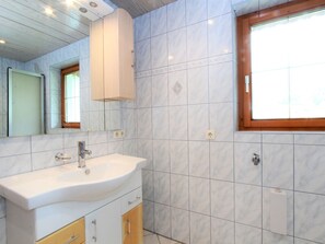 Apartment | Badezimmer | Duschwanne, Handtücher
