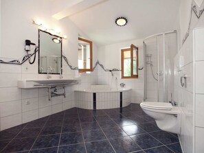 House | Bathroom - Lovely Chalet in Mayrhofen With Private Garden (Mayrhofen)