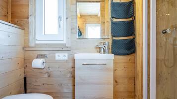 Badkamer | Een douche, handdoeken