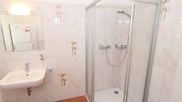 Bungalow | Badezimmer | Dusche, Handtücher