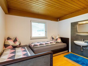 5 bedrooms - Cozy Holiday Home in Königsleiten near Ski Bus Stop (Wald im Pinzgau)