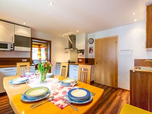 Dining - Cozy Holiday Home in Königsleiten near Ski Bus Stop (Wald im Pinzgau)