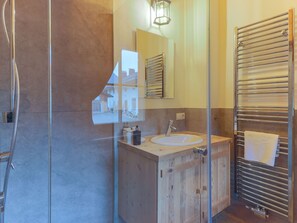 Villa | Salle de bain | Douche, serviettes fournies