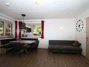 Apartment | Dining - Apartment in Mayrhofen With Garden (Schwendau)