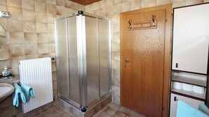 Apartment | Bathroom | Shower, towels