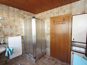 Apartment | Bathroom | Shower, towels