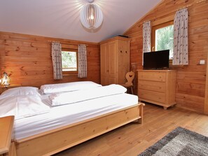 5 bedrooms, individually furnished - Wooden Chalet in Krimml Salzburg With Garden Grill (Krimml)
