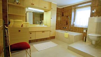 Ferienhaus | Badezimmer | Duschwanne, Handtücher