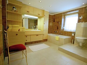 House | Bathroom | Combined shower/tub, towels