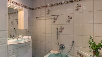 Apartment | Badezimmer | Badewanne, Handtücher