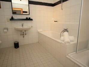 Chalet | Badezimmer | Badewanne, Handtücher