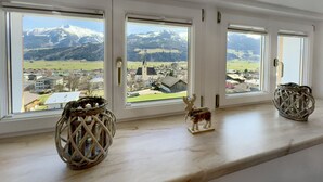 A room with three large windows overlooking a mountainous landscape. - Spacious Apartment in Piesendorf near Ski Area (Piesendorf)