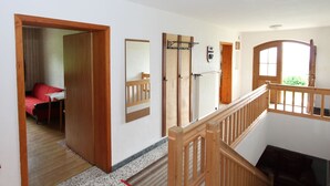 5 quartos, individualmente mobiliados, roupa de cama