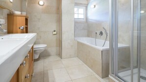 Chalet | Salle de bain | Baignoire, serviettes fournies