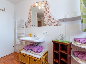 Bathroom | Shower, towels