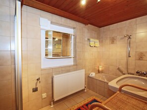 Apartment | Badezimmer | Duschwanne