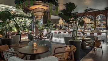 3 restaurantes; se sirve desayuno, almuerzo y cena; cocina caribeña