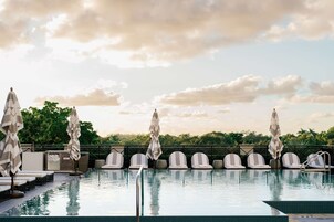 Piscina externa, funciona das 7h às 18h30, guarda-sóis, espreguiçadeiras