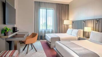Roupas de cama premium, cofres nos quartos, escrivaninha