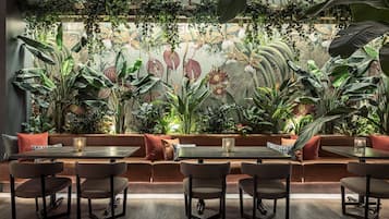 3 restaurants; breakfast, lunch and dinner served