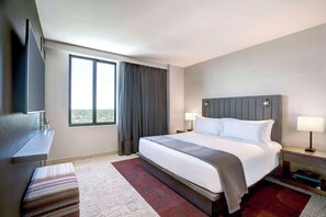 Ropa de cama de alta calidad y caja de seguridad en la habitación 