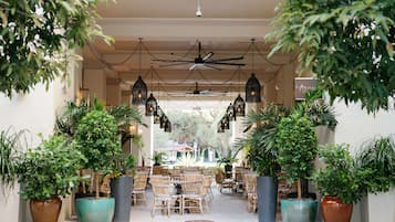 3 restaurantes; se sirve desayuno, almuerzo y cena; cocina caribeña