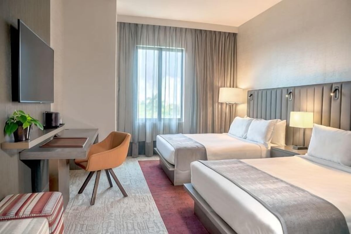 Premium bedding, in-room safe, desk, laptop workspace