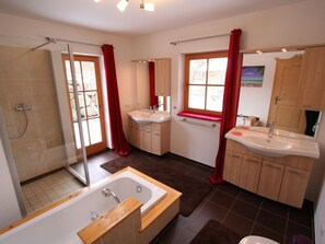 Apartment | Badezimmer | Badewanne