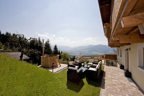 Chalet | Balcony - Gorgeous Chalet with Hot Tub in Tyrol (Hopfgarten im Brixental)