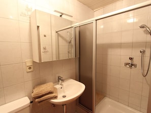 Bathroom - Apartment Between Hopfgarten and the Wildschonau (Hopfgarten im Brixental)