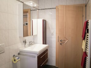 House | Bilik Mandi | Pancuran mandi, tuala disediakan 