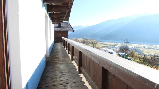 A wooden balcony with a view of a valley and mountains. - Lovely Apartment in Mittersill near Kitzbühel - Kirchberg (Mittersill)