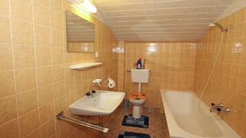 Ferienhaus | Badezimmer | Duschwanne, Handtücher