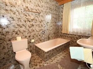 Apartment | Bathroom - Vintage Apartment in Stuhlfelden With Balcony (Stuhlfelden)