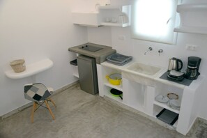 Chambre Double Deluxe | Coin cuisine privé | Réfrigérateur, plaque de cuisson, cafetière/bouilloire