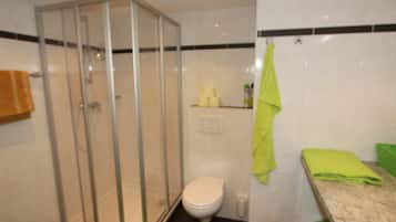 Apartment | Badezimmer | Dusche, Handtücher