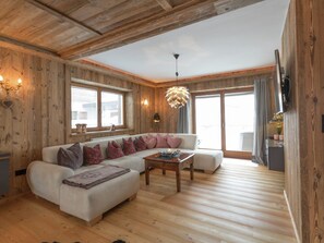 Chalet | Living area