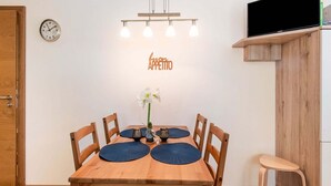 Dining - Urban Apartment in Hopfgarten near Salvenaland Swimming Lake (Hopfgarten im Brixental)